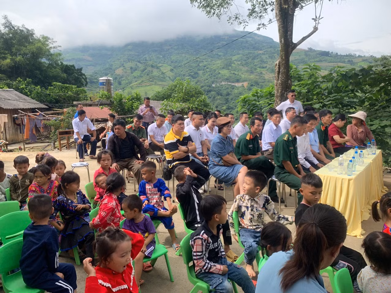 Lãnh đạo huyện Xín Mần trao thư cảm ơn cho các đoàn thiện nguyện và đơn vị đồng hành cùng chương trình.