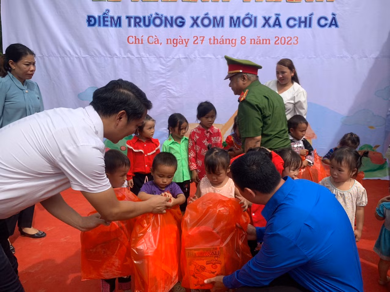 Lãnh đạo huyện Xín Mần trao thư cảm ơn cho các đoàn thiện nguyện và đơn vị đồng hành cùng chương trình.