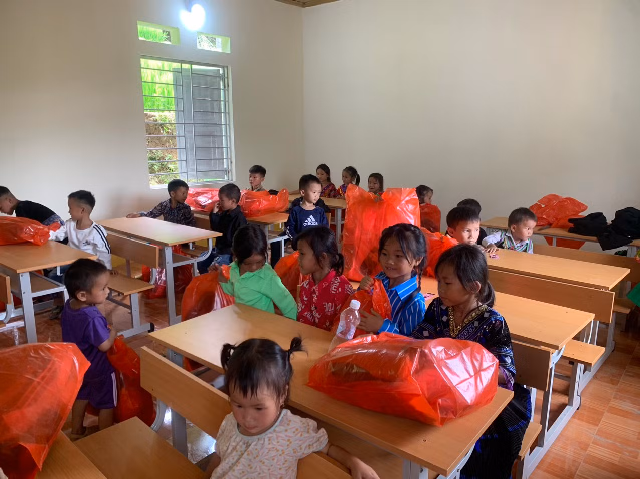 Điểm trường thôn Xóm Mới xã Chí Cà có quy mô xây dựng gồm 3 phòng học, 1 phòng công vụ, 1 nhà bếp ăn, nhà vệ sinh, sân trường có tổng mức đầu tư 383 triệu đồng.