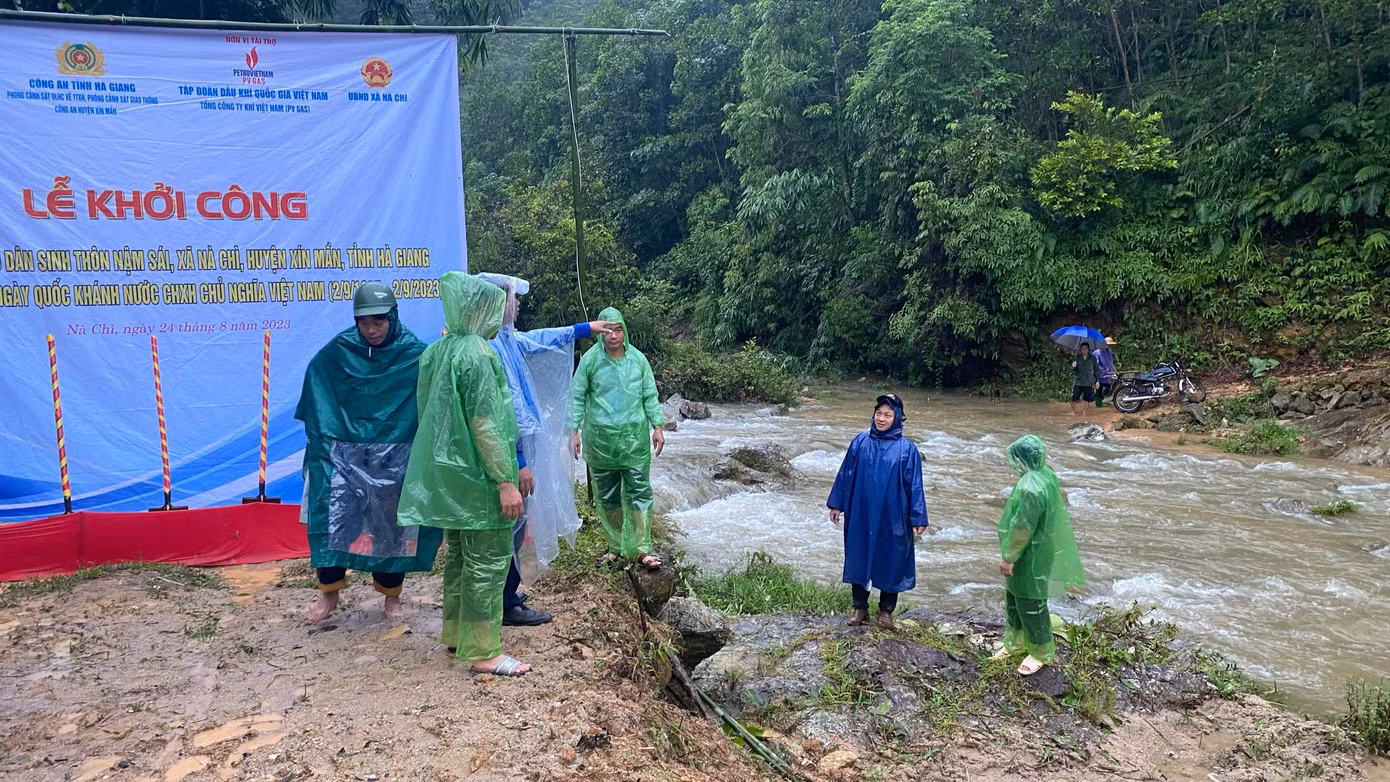 Từ lâu, thôn Nậm Sái được biết đến là một trong những thôn khó khăn nhất của xã Nà Chì (huyện Xín Mần, tỉnh Hà Giang), giao thông khó khăn do địa hình bị chia cắt bởi những dãy núi cao, dốc hiểm trở. Hàng năm vào mùa mưa lượng nước lớn đổ về làm cho việc di chuyển càng khó khăn, không an toàn, ảnh hưởng tới việc giao thương, sinh hoạt của bà con, nhất là việc đi học hàng ngày của các em học sinh trong thôn. Từ lâu, thôn Nậm Sái được biết đến là một trong những thôn khó khăn nhất của xã Nà Chì (huyện Xín Mần, tỉnh Hà Giang), giao thông khó khăn do địa hình bị chia cắt bởi những dãy núi cao, dốc hiểm trở. Hàng năm vào mùa mưa lượng nước lớn đổ về làm cho việc di chuyển càng khó khăn, không an toàn, ảnh hưởng tới việc giao thương, sinh hoạt của bà con, nhất là việc đi học hàng ngày của các em học sinh trong thôn.