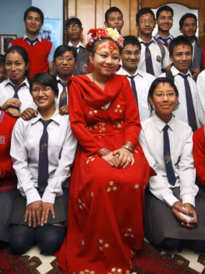 Chanira, khi còn là Nữ thần sống, và các bạn học sinh. Ảnh: Reuters. Chanira, khi còn là Nữ thần sống, và các bạn học sinh Ảnh: Reuters