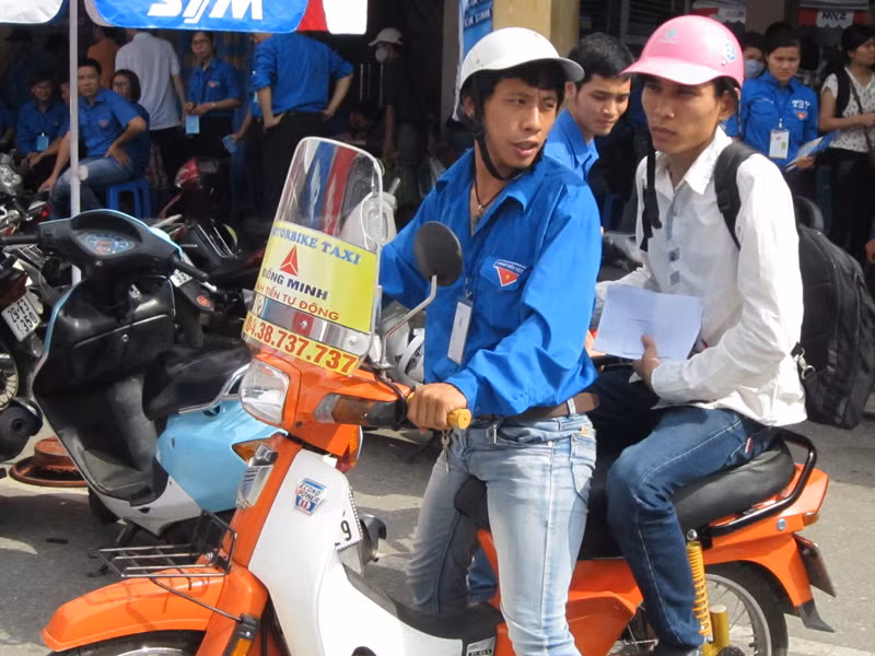 Những chuyến xe tự động tính km, xe ôm giá rẻ, miễn phí luôn có mặt ở những bến xe để giúp sĩ tử