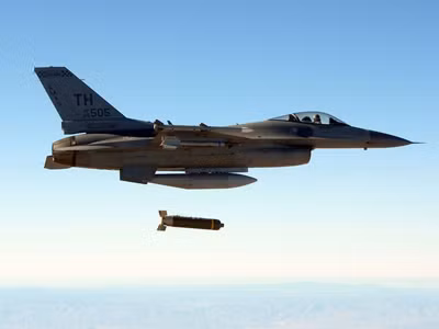Máy bay Fighting Falcon của Mỹ thả bom chùm. Ảnh nhỏ: Cậu bé Mohamed Samer Elhaz Mouss 12 tuổi (năm 2006) bị thương bởi bom chùm Israel thả xuống Li-băng. Ảnh: US Air Force - Getty Images