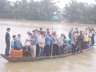 Một con đò ngang như thế này có thể gây thảm họa trong tích tắc Ảnh: Nam Cường 