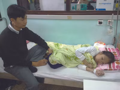 Anh Huệ bên cô con gái đầu lòng mắc bệnh nặng