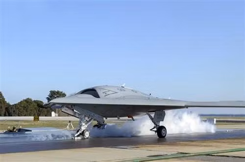 Máy bay chiến đấu không người lái thử nghiệm X-47B của hải quân Mỹ - Ảnh: Reuters