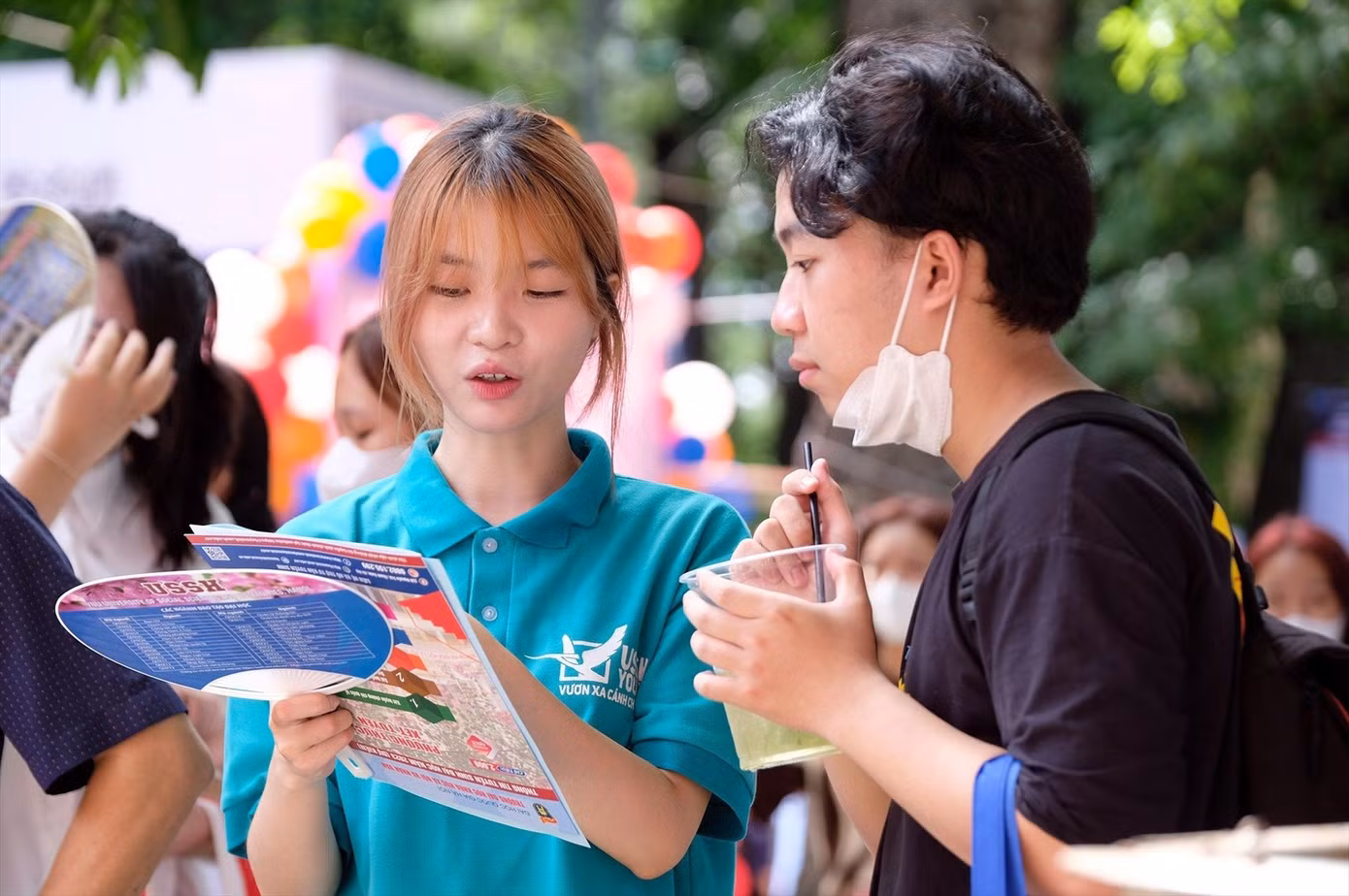 Thí sinh tại Ngày hội tư vấn nguyện vọng xét tuyển ĐH, CĐ 2023. Ảnh: Mạnh Thắng Thí sinh tại Ngày hội tư vấn nguyện vọng xét tuyển ĐH, CĐ 2023. Ảnh: Mạnh Thắng
