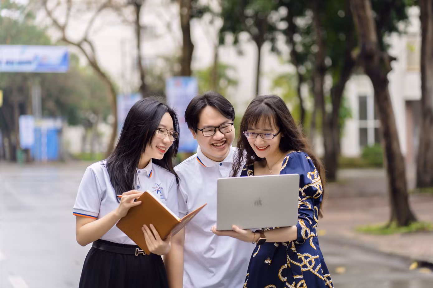 Nguyễn Nguyệt Anh (bên trái) năng nổ trong các hoạt động truyền cảm hứng tích cực cho các bạn trẻ Nguyễn Nguyệt Anh (bên trái) năng nổ trong các hoạt động truyền cảm hứng tích cực cho các bạn trẻ