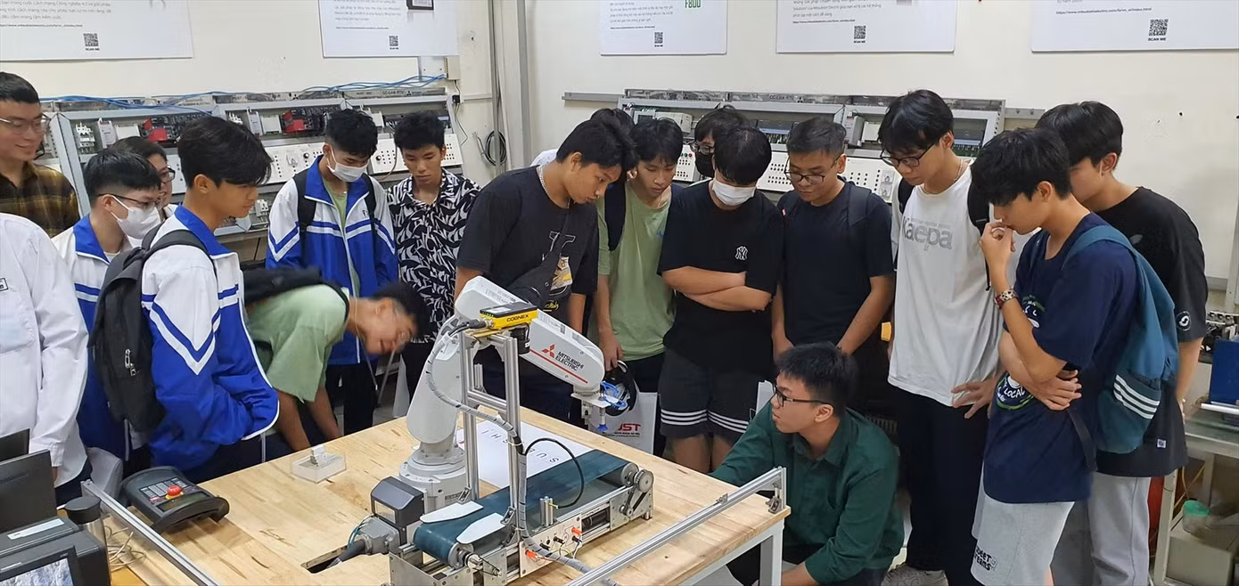 Làm quen với cánh tay robot tại Trường Điện - Điện tử Viễn thông, ĐH Bách khoa Hà Nội. Ảnh: BK Làm quen với cánh tay robot tại Trường Điện - Điện tử Viễn thông, ĐH Bách khoa Hà Nội. Ảnh: BK