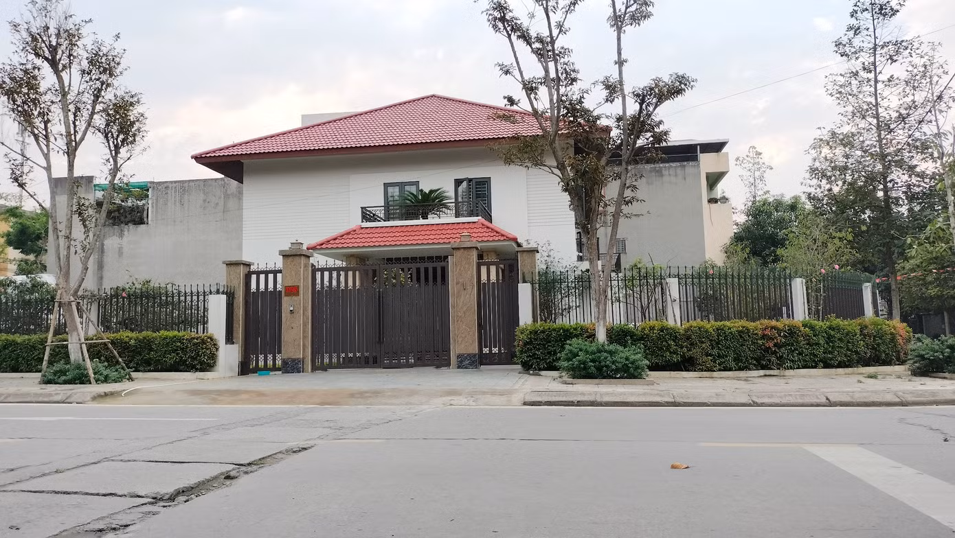 Lô đất diện tích 608,7m2, tọa lạc tại tiểu khu đô thị số 01, phường Bắc Cường, TP Lào Cai của ông Nguyễn Văn Vịnh, cựu Bí thư Tỉnh ủy Lào Cai có nguồn gốc từ nhận chuyển nhượng từ Cty CP Tập đoàn Nam Tiến. Ngày 12/7/2022, ông Nguyễn Văn Vịnh đã tặng thửa đất này cho ông N.Q.M ở TP Lào Cai Lô đất diện tích 608,7m2, tọa lạc tại tiểu khu đô thị số 01, phường Bắc Cường, TP Lào Cai của ông Nguyễn Văn Vịnh, cựu Bí thư Tỉnh ủy Lào Cai có nguồn gốc từ nhận chuyển nhượng từ Cty CP Tập đoàn Nam Tiến. Ngày 12/7/2022, ông Nguyễn Văn Vịnh đã tặng thửa đất này cho ông N.Q.M ở TP Lào Cai