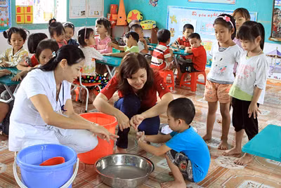 Cán bộ dự phòng hướng dẫn trẻ Trường Mầm non thị trấn Phú Thứ (huyện Kinh Môn, tỉnh Hải Dương) rửa tay bằng xà phòng để phòng bệnh TCM. Ảnh: TTXVN