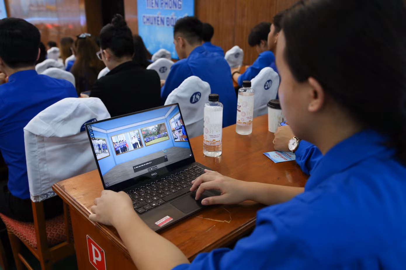 Qua đó, thanh niên thành phố có thể dễ dàng theo dõi và chia sẻ trên các nền tảng mạng xã hội. Ảnh: Giang Thanh