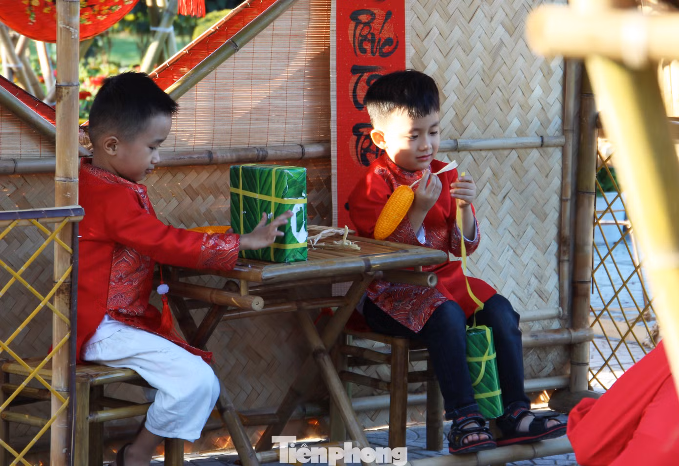 Những tiểu cảnh được trang trí ngập sắc Xuân truyền thống với bánh chưng xanh, câu đối đỏ... được các em nhỏ yêu thích. Nhiều gia đình đưa con đến chụp ảnh trong trang phục áo dài để lưu lại những khoảnh khắc rực rỡ chào năm mới.