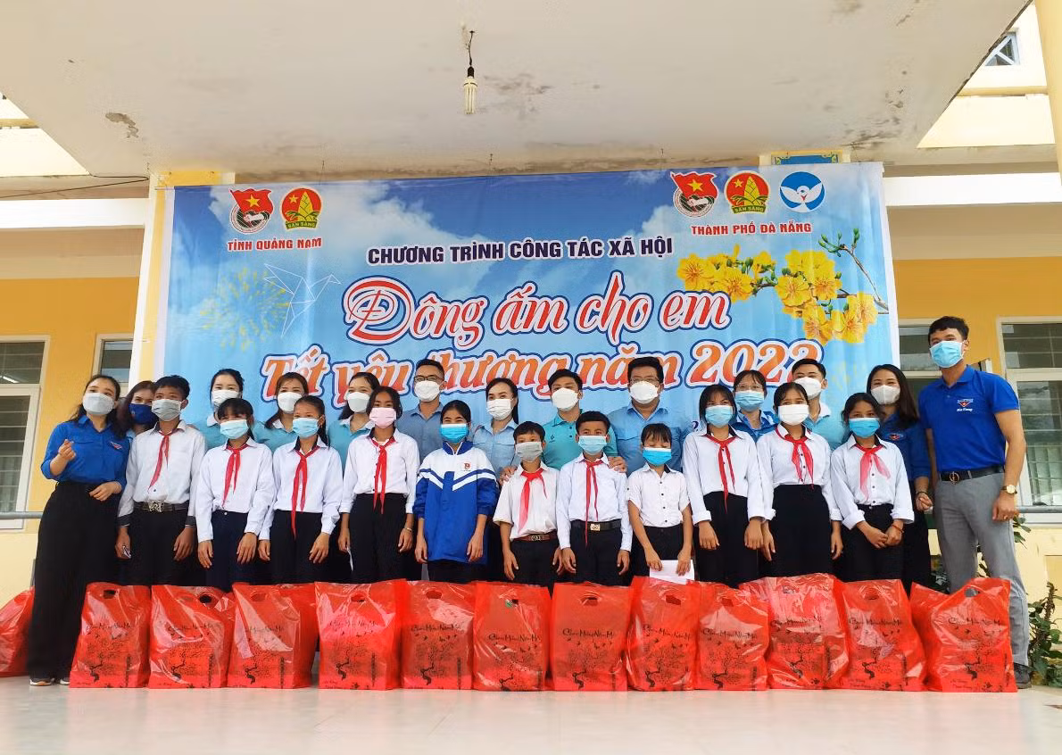 Thành Đoàn - Hội đồng Đội trao học bổng, quà Tết cho các em thiếu nhi dân tộc thiểu số, có hoàn cảnh khó khăn ở huyện miền núi Phước Sơn (Quảng Nam)