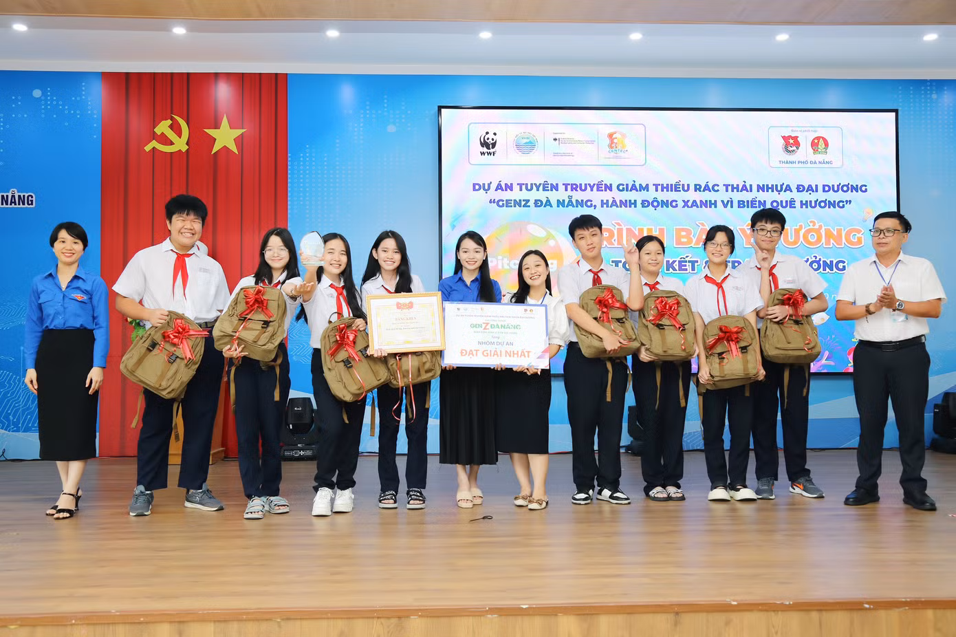 Đội dự án đến từ Trường THCS Nguyễn Trãi xuất sắc giành giải nhất với ý tưởng Gian hàng trao đổi rác nhựa “Trao 1 nhận 1 – Vì sắc xanh đại dương” tại biển Nguyễn Tất Thành và “Trạm xử lý rác thải biển tự động”. Đội dự án đến từ Trường THCS Nguyễn Trãi xuất sắc giành giải nhất với ý tưởng Gian hàng trao đổi rác nhựa “Trao 1 nhận 1 – Vì sắc xanh đại dương” tại biển Nguyễn Tất Thành và “Trạm xử lý rác thải biển tự động”.