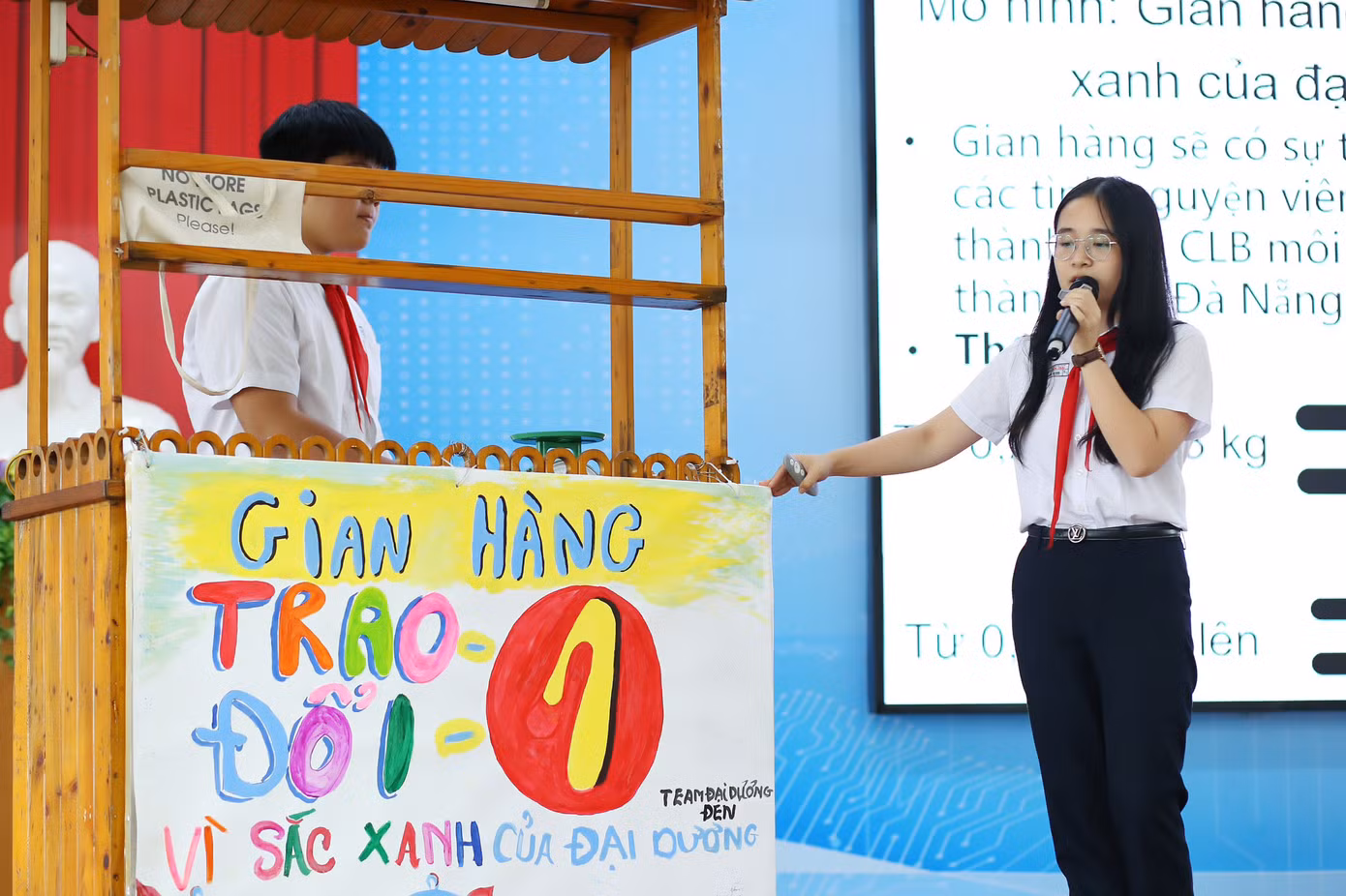 Đội dự án đến từ Trường THCS Nguyễn Trãi xuất sắc giành giải nhất với ý tưởng Gian hàng trao đổi rác nhựa “Trao 1 nhận 1 – Vì sắc xanh đại dương” tại biển Nguyễn Tất Thành và “Trạm xử lý rác thải biển tự động”. Đội dự án đến từ Trường THCS Nguyễn Trãi xuất sắc giành giải nhất với ý tưởng Gian hàng trao đổi rác nhựa “Trao 1 nhận 1 – Vì sắc xanh đại dương” tại biển Nguyễn Tất Thành và “Trạm xử lý rác thải biển tự động”.
