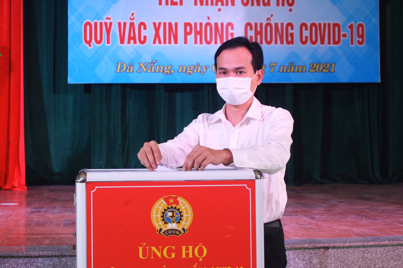 Chủ tịch LĐLĐ TP Đà Nẵng cùng cán bộ, đoàn viên ủng hộ Quỹ vắc xin COVID-19 trực tiếp tại Hội nghị Chủ tịch LĐLĐ TP Đà Nẵng cùng cán bộ, đoàn viên ủng hộ Quỹ vắc xin COVID-19 trực tiếp tại Hội nghị
