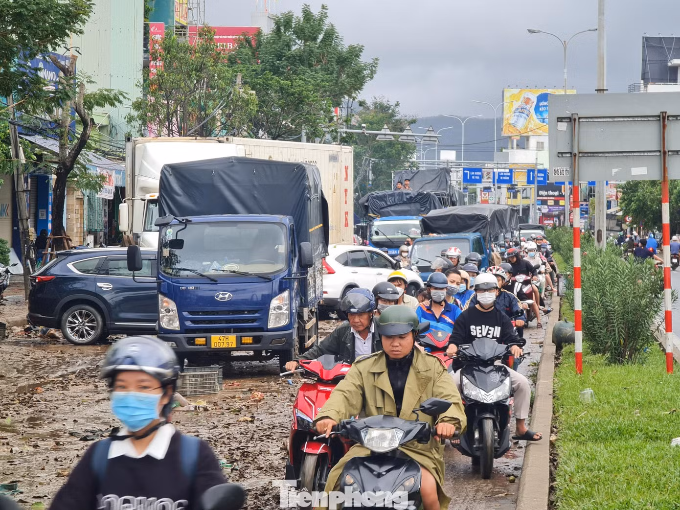 Khu vực đường Tôn Đức Thắng - Ngã ba Huế lầy lội bùn đất. Nhiều xe ô tô tải, xe container... chết máy đậu la liệt trên đường. Khu vực đường Tôn Đức Thắng - Ngã ba Huế lầy lội bùn đất. Nhiều xe ô tô tải, xe container... chết máy đậu la liệt trên đường.
