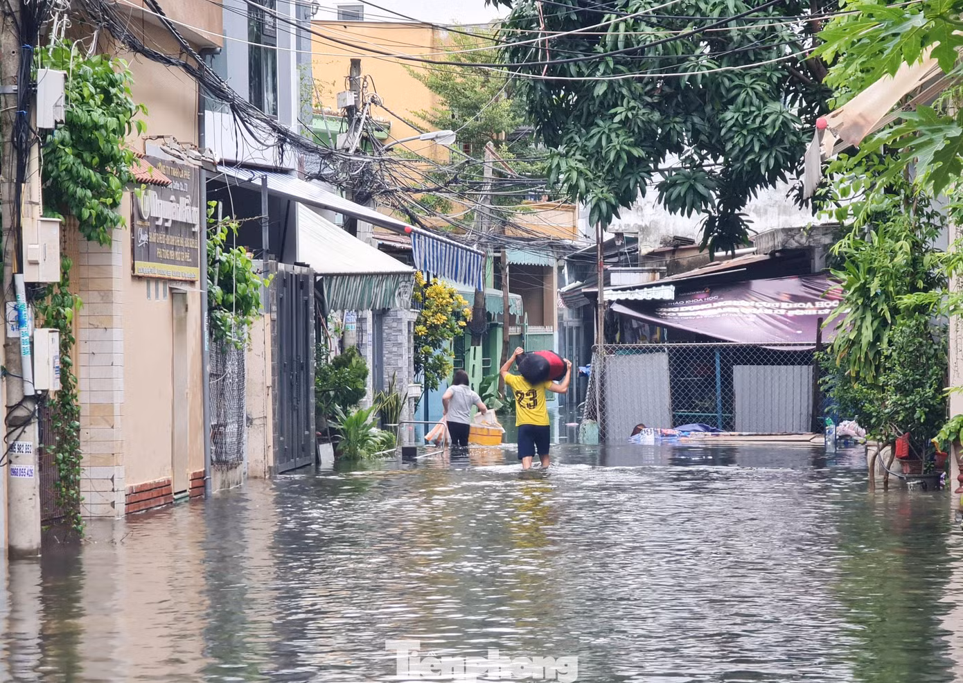 Nhiều gia đình di dời đồ đạc đi chạy lụt trong đêm. Đến sáng nay, người dân di chuyển về nhà để tranh thủ dọn dẹp nhà cửa lúc nước rút. Nhiều gia đình di dời đồ đạc đi chạy lụt trong đêm. Đến sáng nay, người dân di chuyển về nhà để tranh thủ dọn dẹp nhà cửa lúc nước rút.