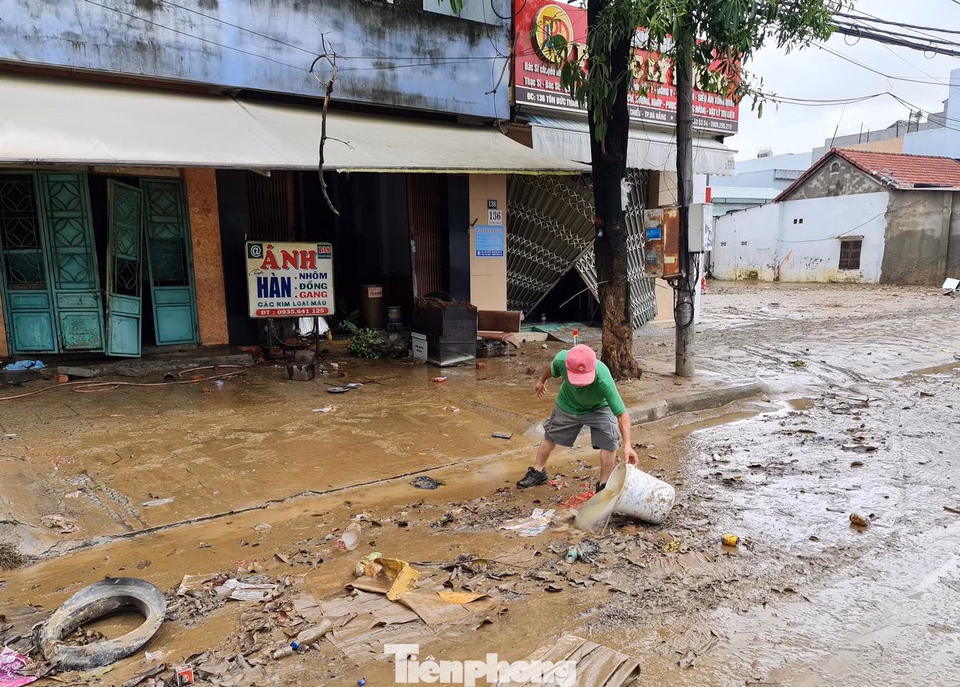 Bùn và rác thải mắc lại trên vỉa hè, lòng đường, người dân phải tranh thủ dọn dẹp trước khi bùn khô, Bùn và rác thải mắc lại trên vỉa hè, lòng đường, người dân phải tranh thủ dọn dẹp trước khi bùn khô,
