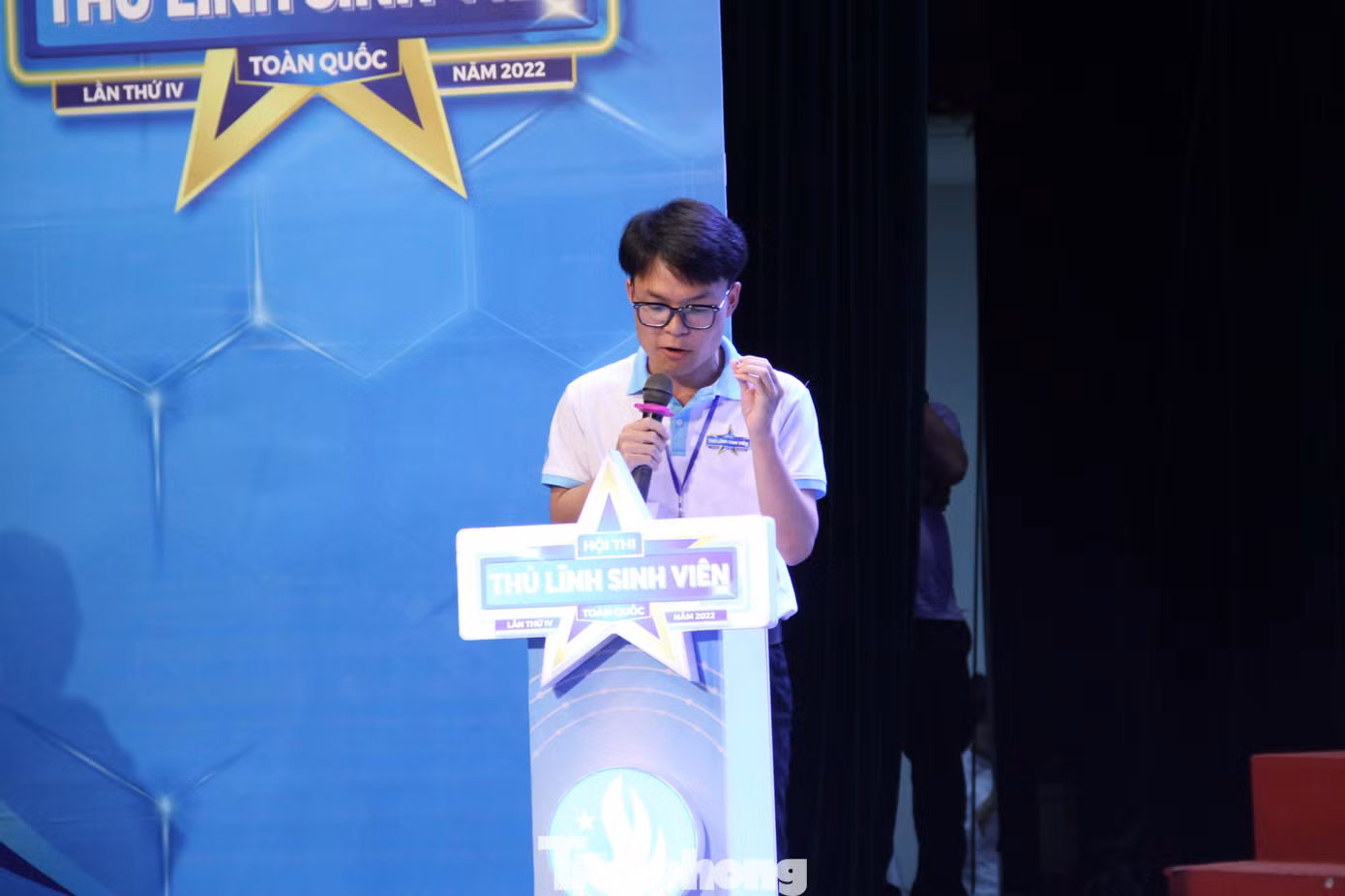 Đây là điểm mới của Hội thi năm nay, 6 thí sinh lọt vào vòng thi này được chia thành 3 cặp đấu về các chủ đề liên quan đến công tác Hội, phong trào sinh viên. Các thí sinh bắt thăm vai trò trình bày và phản biện, mỗi thí sinh có 4 phút để thực hiện phần thi của mình. Đây là điểm mới của Hội thi năm nay, 6 thí sinh lọt vào vòng thi này được chia thành 3 cặp đấu về các chủ đề liên quan đến công tác Hội, phong trào sinh viên. Các thí sinh bắt thăm vai trò trình bày và phản biện, mỗi thí sinh có 4 phút để thực hiện phần thi của mình.