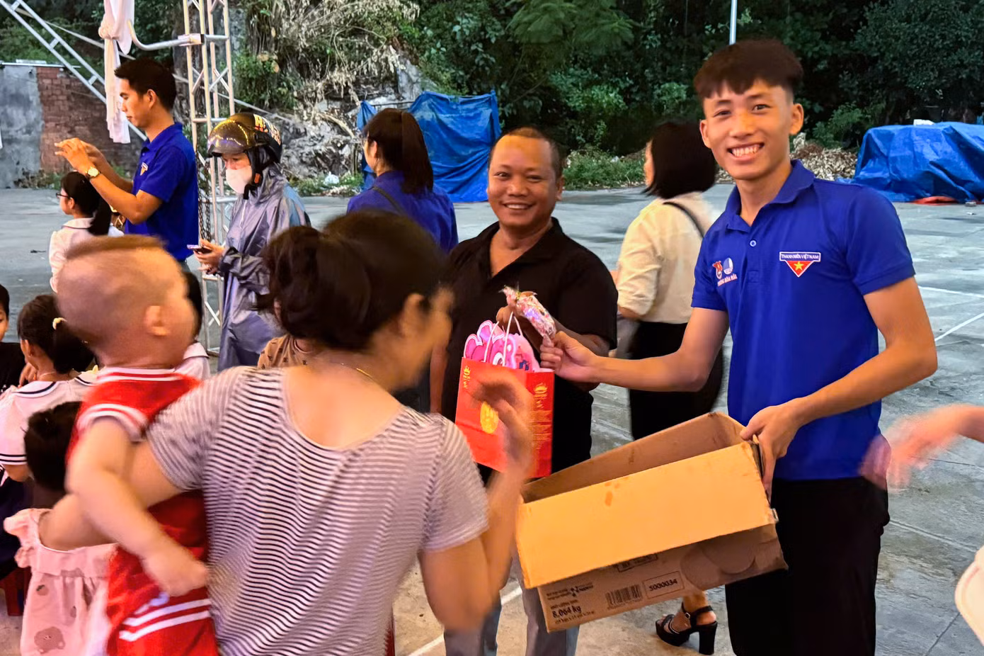 Đoàn phường dành tặng 70 suất quà dành tặng cho các em học sinh khó khăn, học sinh khuyết tật vượt khó học tốt trên địa bàn, mỗi suất quà từ 200.000 đồng đến 500.000 đồng.