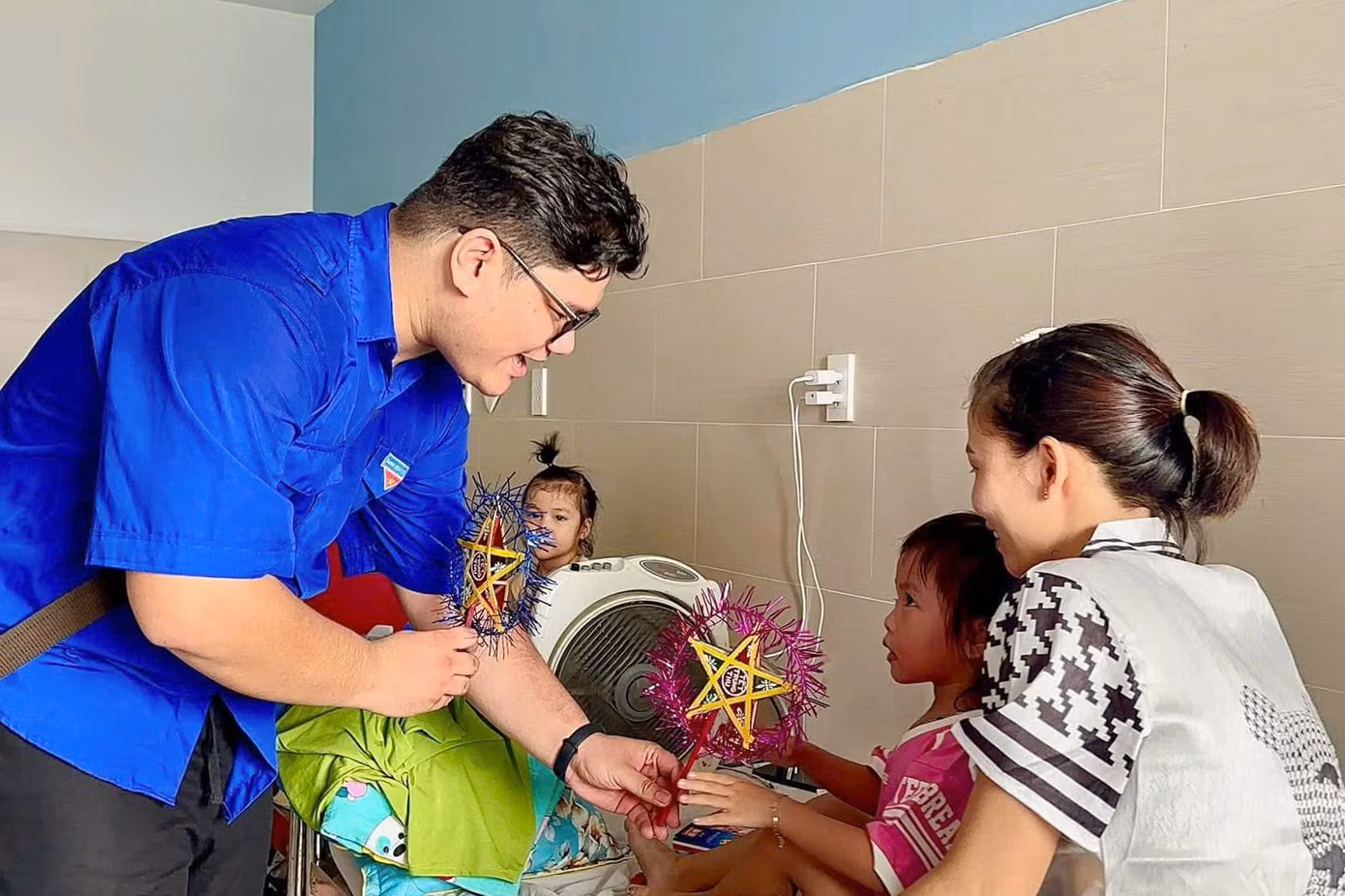 Theo chị Nguyễn Thị Anh Thảo - Phó Bí thư Thành Đoàn, dịp Trung thu năm nay, các cấp bộ Đoàn – Hội đồng Đội bằng nhiều hình thức khác nhau sẽ tổ chức chương trình Trung thu cho các em nhỏ có hoàn cảnh đặc biệt. "Trong tình hình hiện nay, chúng tôi cũng chia sẻ sâu sắc với những khó khăn, mất mát của người dân và thiếu nhi nói riêng tại các địa phương bị ảnh hưởng bởi bão lũ. Hy vọng đồng bào các tỉnh phía Bắc sẽ vượt qua được thời gian khó khăn này, sớm ổn định cuộc sống”, chị Thảo nói.