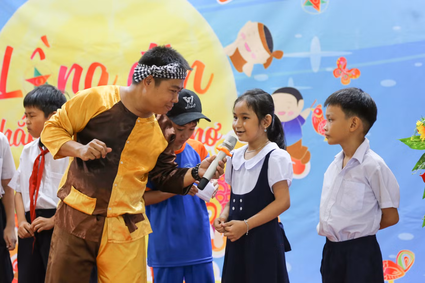 Qua giờ khám và phát thuốc buổi sáng, không gian vốn yên tĩnh của khu điều trị Bệnh viện Phụ sản – Nhi Đà Nẵng rộn ràng hơn bởi sự xuất hiện của các chị Hằng, chú Cuội “áo xanh”. Ảnh: Giang Thanh
