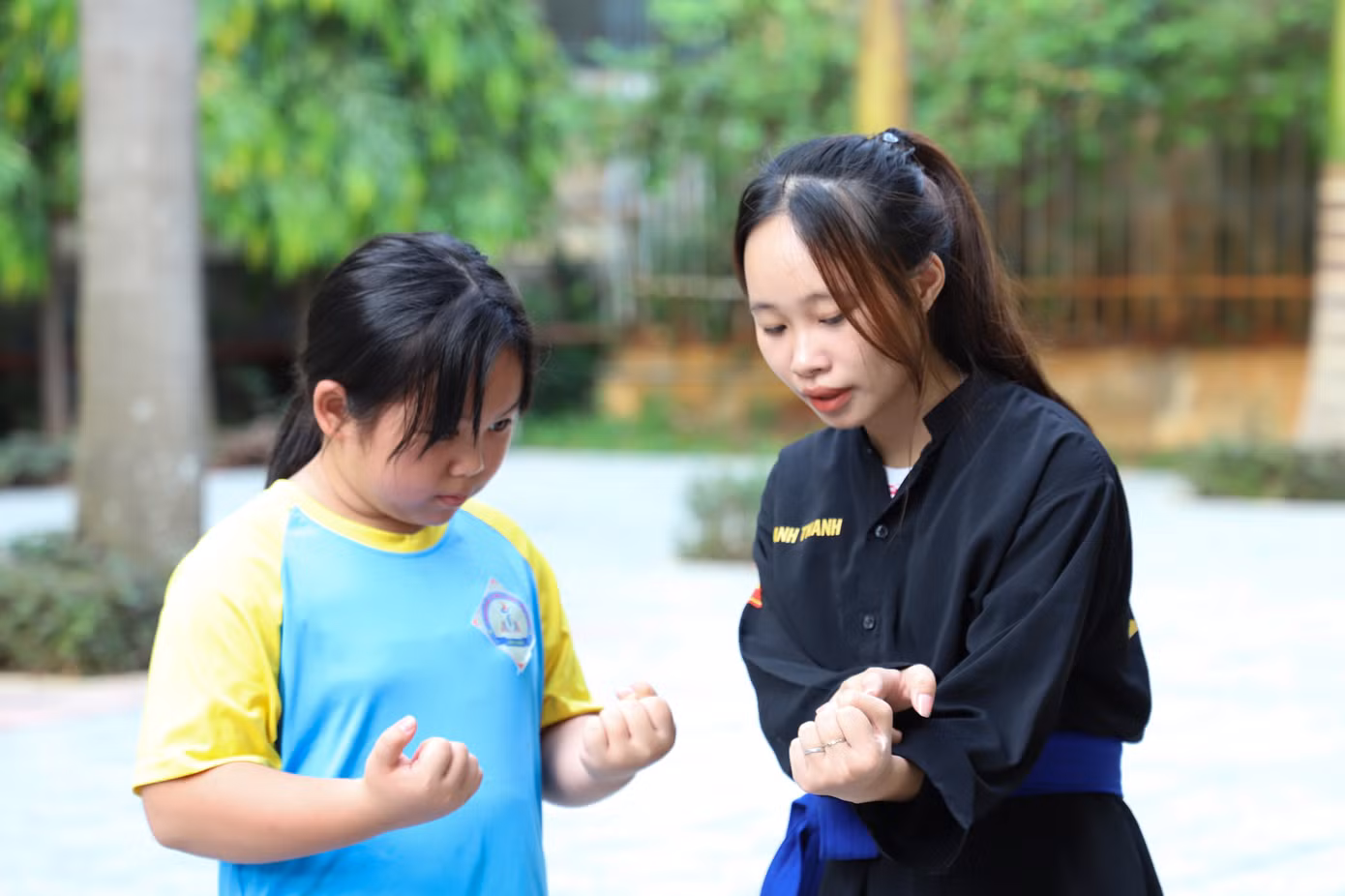 "Bên cạnh đó, các em được học lý thuyết để nhận biết dấu hiệu bạo lực, xâm hại nhằm phòng tránh, được tư vấn tâm lý để không sợ hãi khi gặp phải các tình huống nguy hiểm. Sau khi hoàn thành các buổi căn bản, học sinh được hướng dẫn kỹ năng tự vệ thực chiến, cách để thoát khỏi bị khống chế...", Hiếu nói.