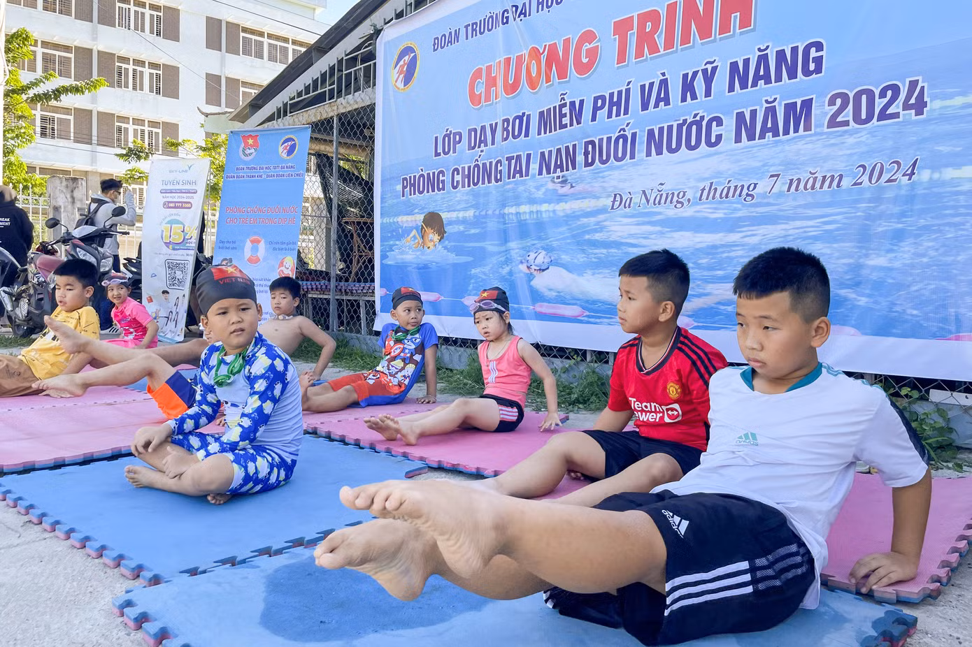 Tham gia lớp học, các em nhỏ được dạy những kiến thức, hướng dẫn kỹ năng cơ bản đảm bảo an toàn, tránh bị đuối nước và thực hành các kỹ năng bơi, thực hành sơ cấp cứu khi gặp trường hợp bị đuối nước.