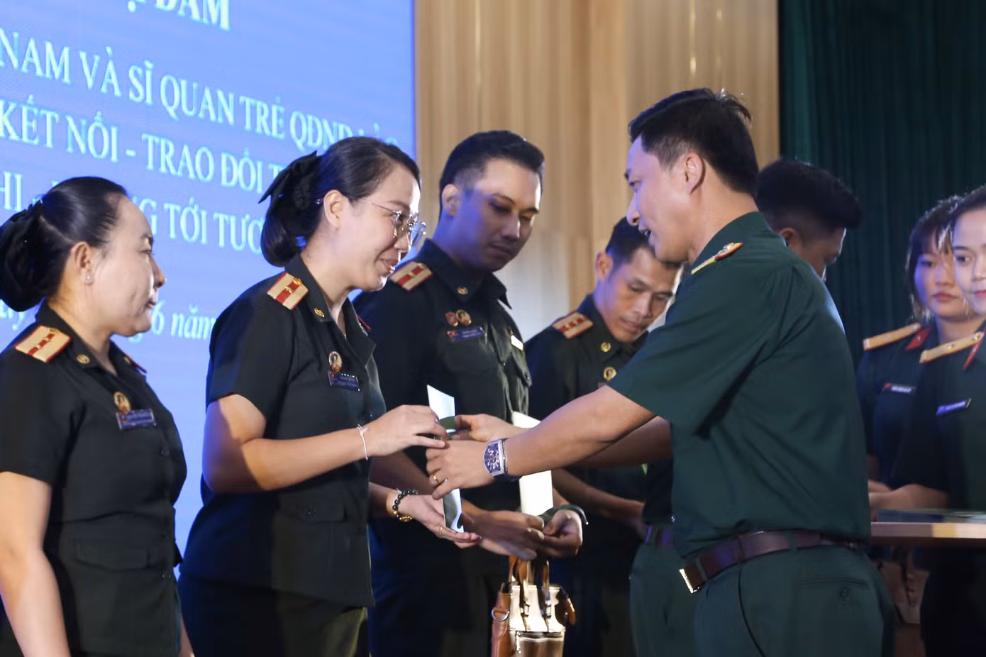Tặng quà giao lưu sĩ quan trẻ Việt Nam - Lào Tặng quà giao lưu sĩ quan trẻ Việt Nam - Lào
