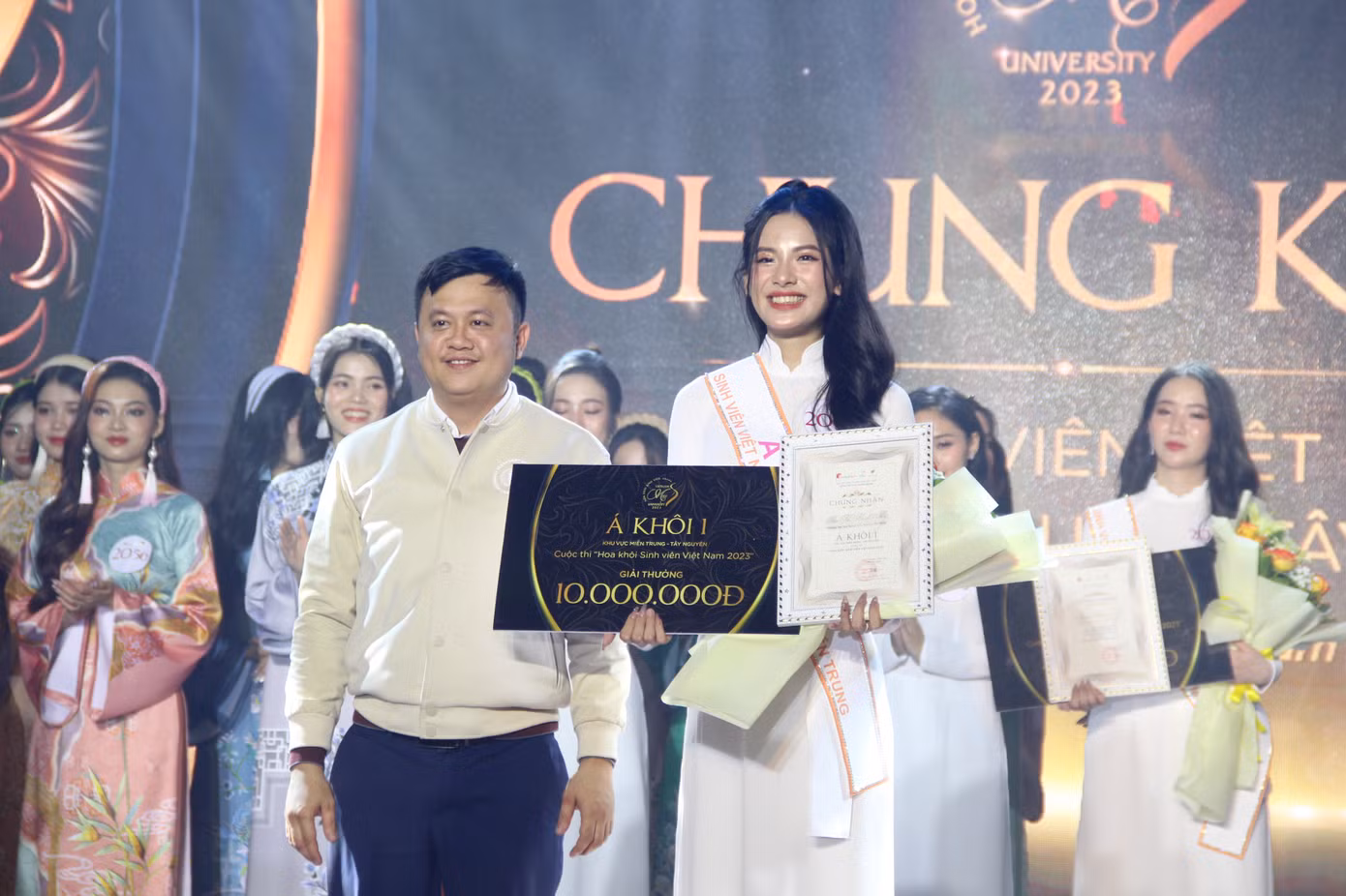 Cô gái sinh năm 2005 Bùi Thị Thanh Nhã giành giải Á khôi 1 của Vòng chung kết Hoa khôi sinh viên khu vực miền Trung - Tây Nguyên.