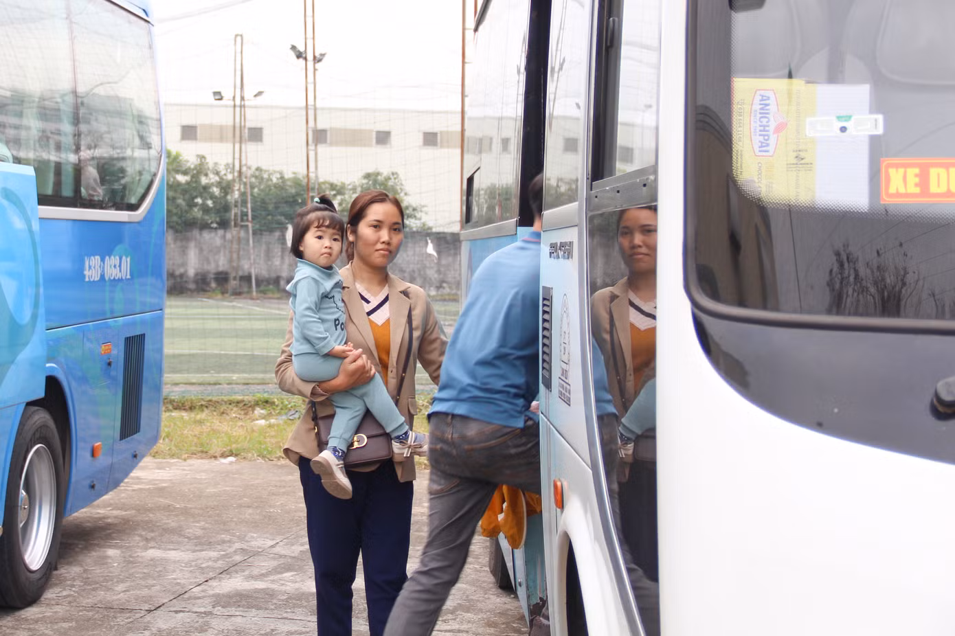 "Có chuyến xe Công đoàn, vợ chồng tôi bớt được một phần chi phí trong dịp Tết. Thời điểm kinh tế khó khăn, sự hỗ trợ này của Công đoàn TP rất đáng quý, đỡ phần nào gánh nặng cho công nhân, người lao động", anh Toàn nói.