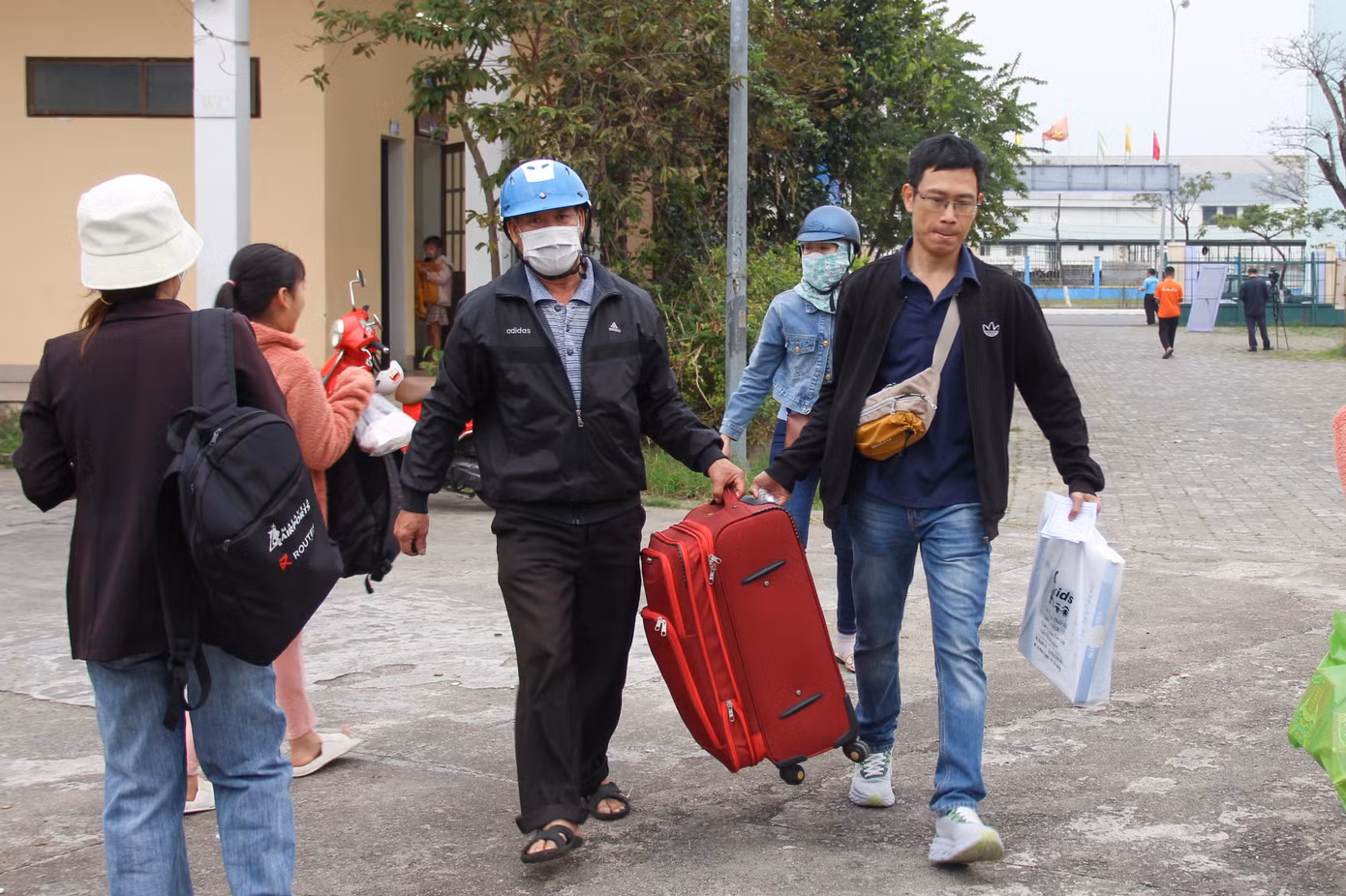 Càng gần đến giờ xuất phát, người lao động khẩn trương di chuyển về các xe để kí gửi hành lý và lên xe. Có những trường hợp công nhân đăng ký nhầm ngày, nếu chuyến xe vẫn còn dư ghế, BTC cũng linh động bố trí chỗ ngồi để hỗ trợ người lao động.
