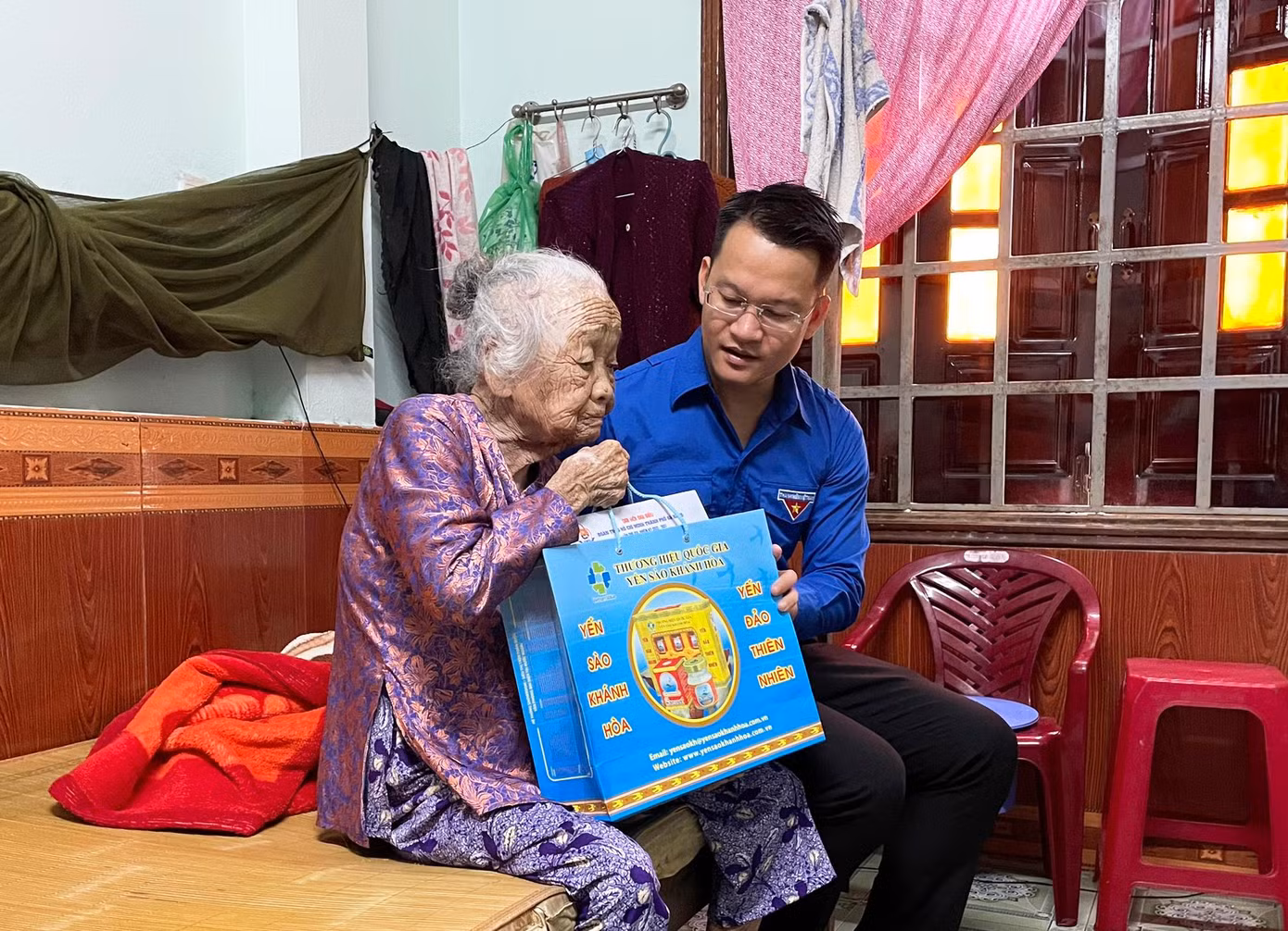 Các cấp bộ Đoàn đồng loạt triển khai mô hình Chúng con luôn bên mẹ tại nhà 98 mẹ Việt Nam Anh hùng trên địa bàn, cũng như chăm lo cho trẻ em khuyết tật, trẻ mồ côi, trẻ em khó khăn...
