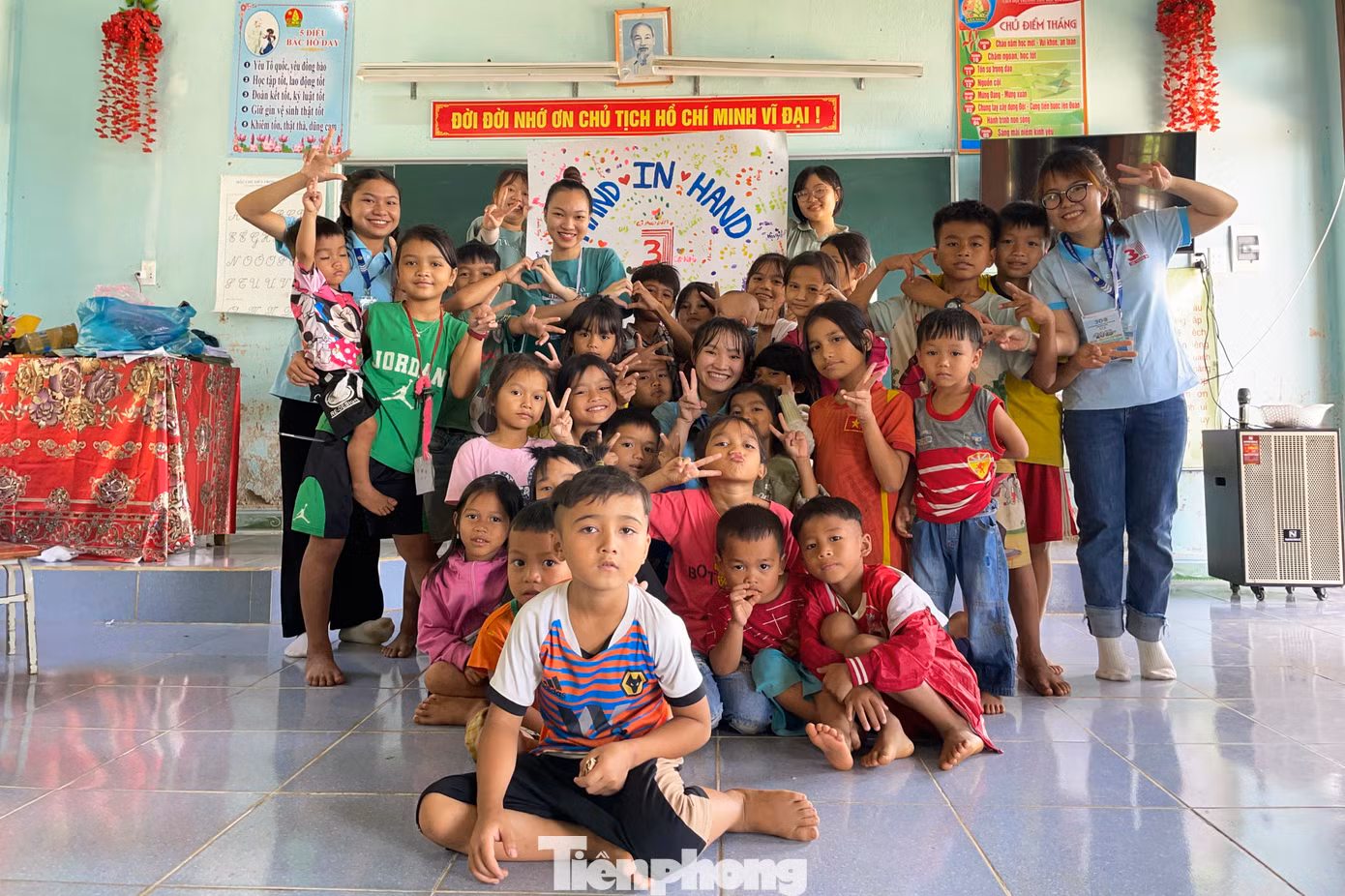 Ngoài ra, các tình nguyện viên cũng tổ chức những buổi chiếu phim buổi tối bên sườn đồi, những bữa cơm yêu thương, những bữa trà sữa cải thiện... giúp các em nhỏ ở xã miền núi này có những trải nghiệm mới mẻ, thú vị trong kỳ nghỉ hè.