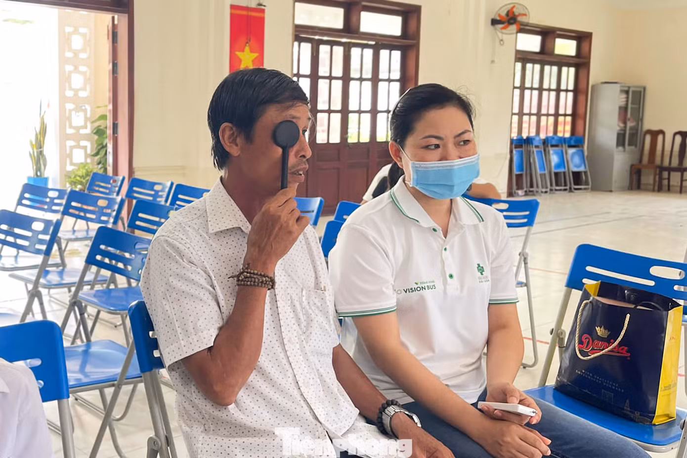 Người dân và học sinh địa phương được khám và tư vấn các bệnh, tật về mắt miễn phí