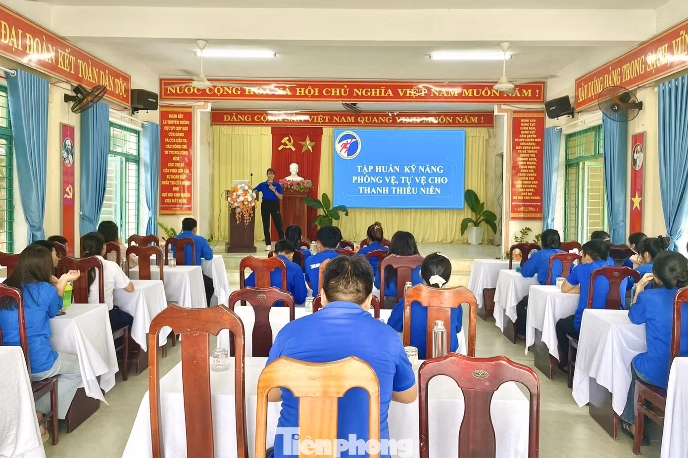 Các em học sinh ở xã Hòa Bắc được hướng dẫn kỹ năng phòng chống xâm hại, xử lý khi gặp tai nạn đuối nước...