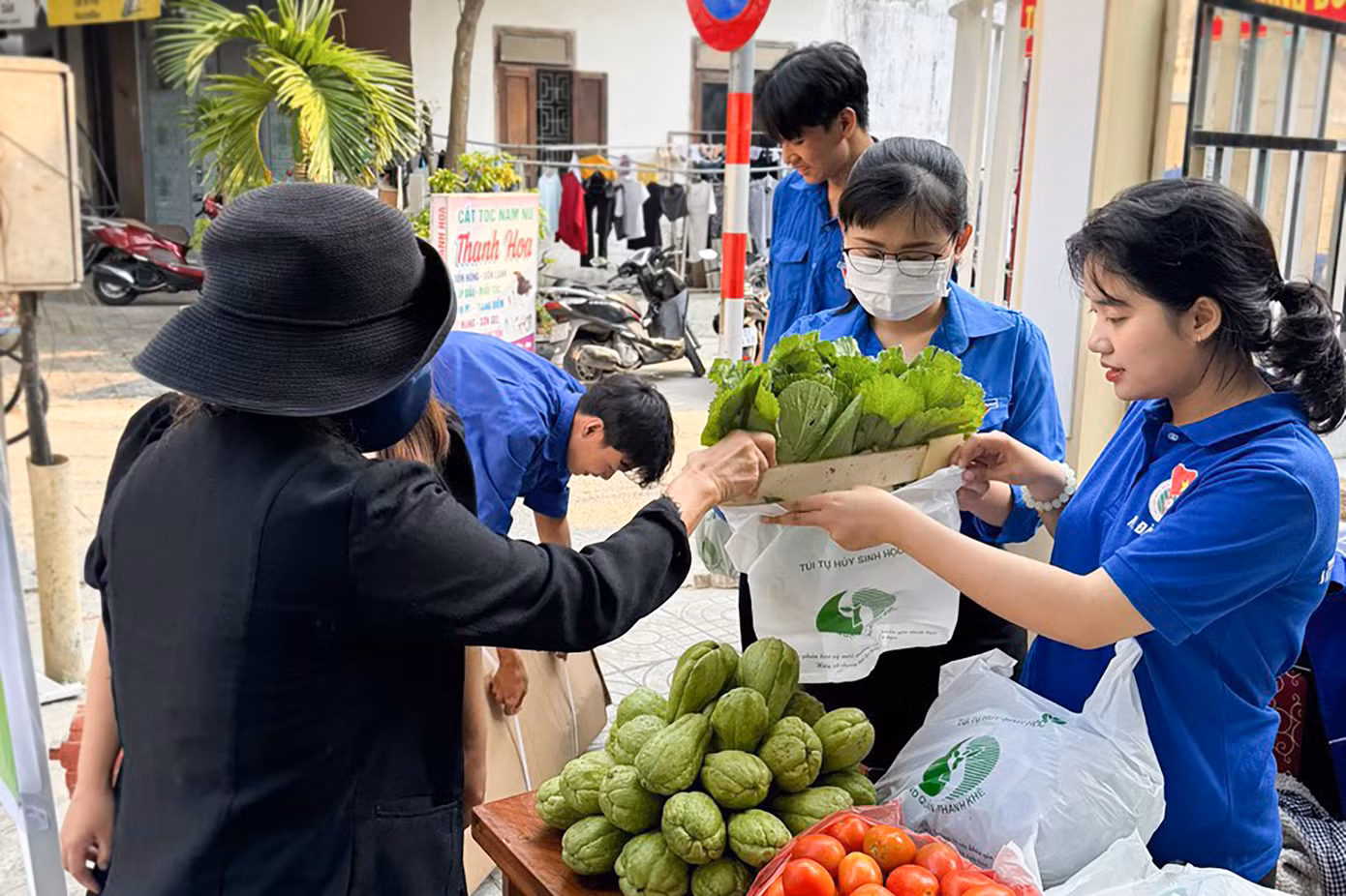 Phiên chợ đặc biệt thu hút đông đảo người dân. Ảnh: Giang Thanh Phiên chợ đặc biệt thu hút đông đảo người dân. Ảnh: Giang Thanh