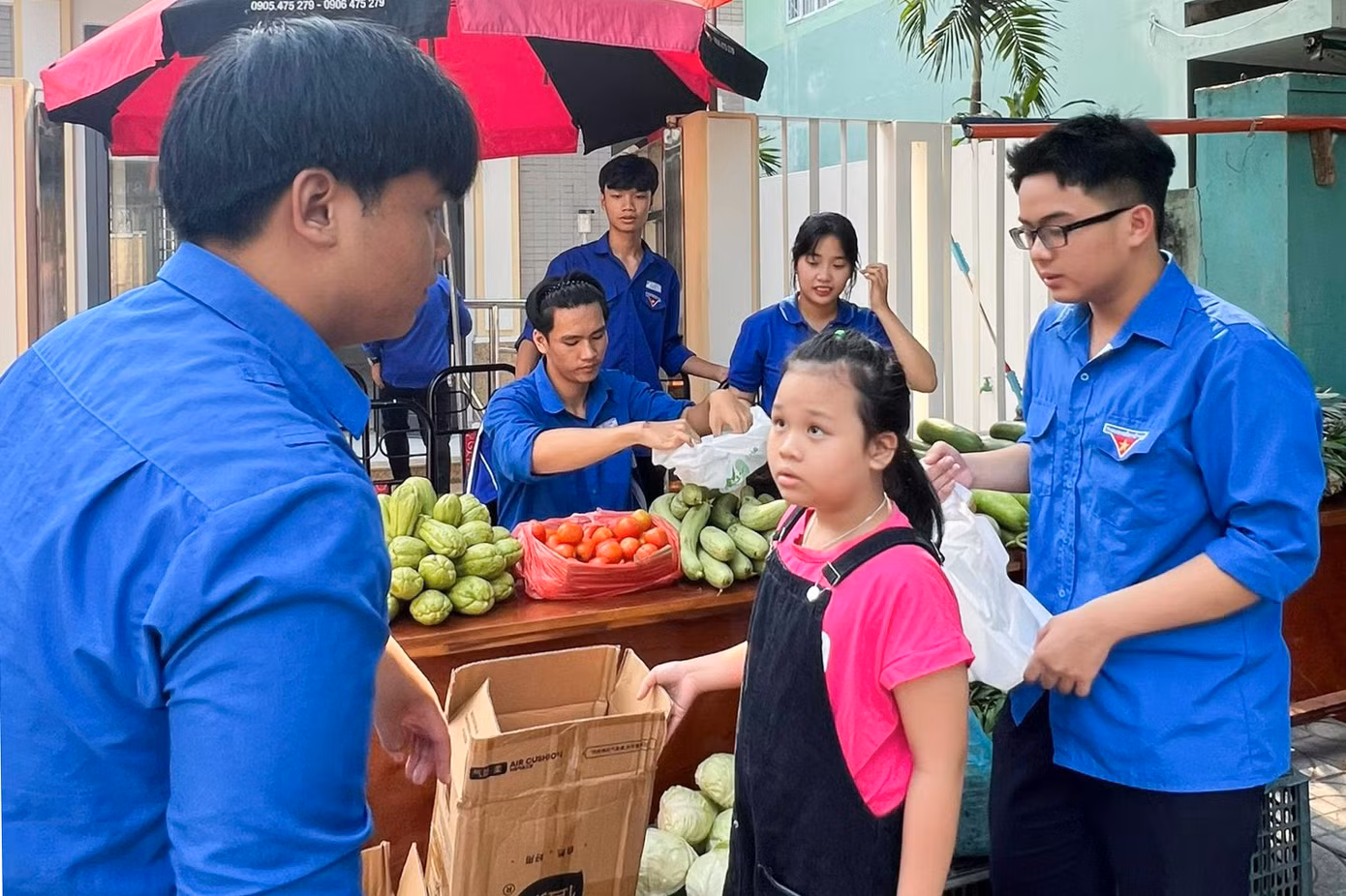 Người dân chỉ cần mang rác tài nguyên đến để mua thực phẩm. Người dân chỉ cần mang rác tài nguyên đến để mua thực phẩm.