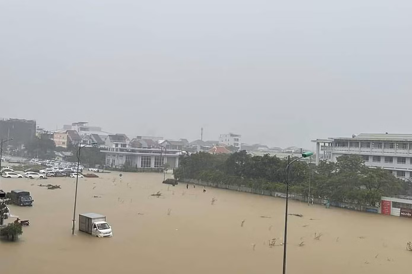 Mưa lớn khiến toàn tỉnh Thừa Thiên Huế ngập lụt diện rộng Mưa lớn khiến toàn tỉnh Thừa Thiên Huế ngập lụt diện rộng