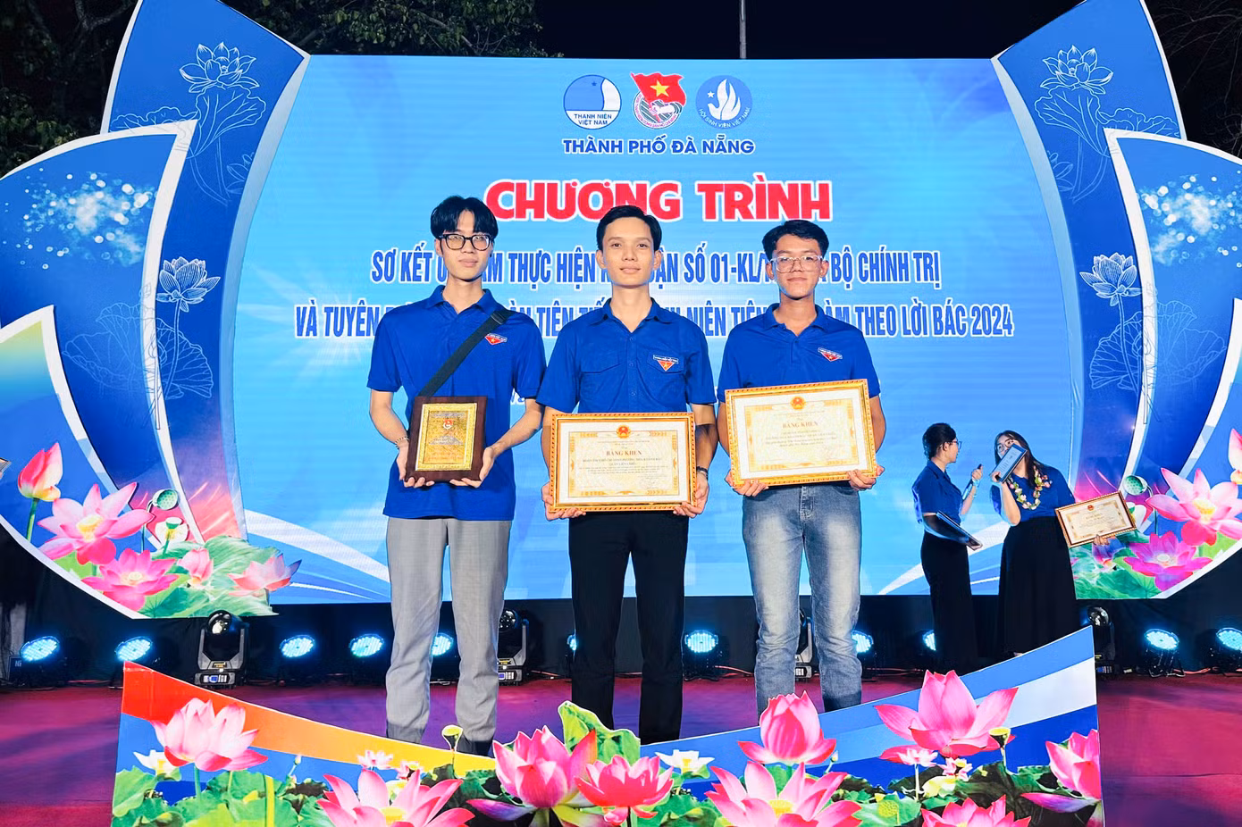 Bên cạnh giải thưởng Thanh niên sống đẹp, anh Nhật (ở giữa) cũng nhận được nhiều Bằng khen vì thành tích trong công tác Hội và phong trào thanh niên. Bên cạnh giải thưởng Thanh niên sống đẹp, anh Nhật (ở giữa) cũng nhận được nhiều Bằng khen vì thành tích trong công tác Hội và phong trào thanh niên.