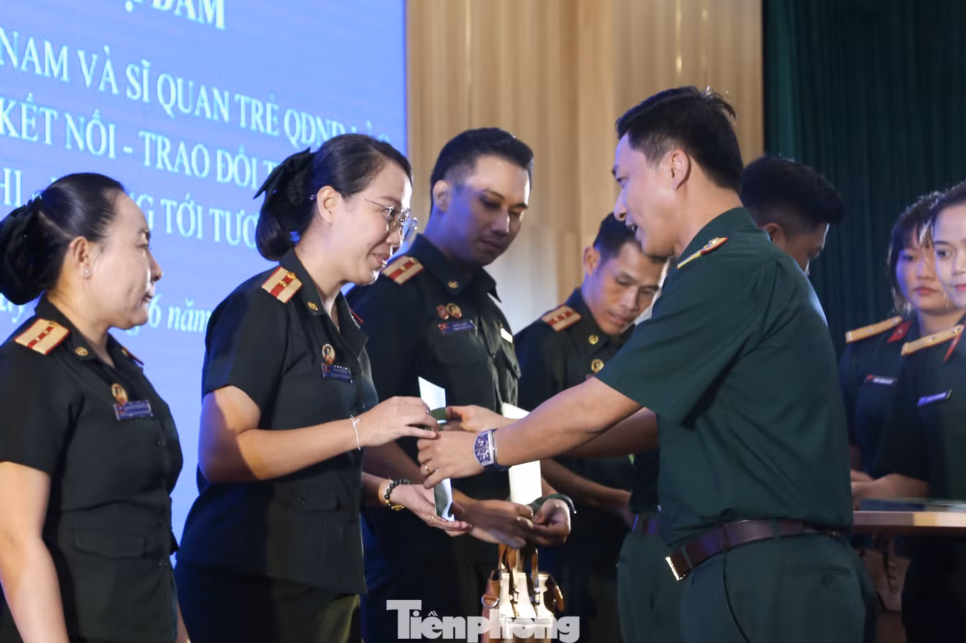 Tặng quà giao lưu sĩ quan trẻ Việt Nam - Lào Tặng quà giao lưu sĩ quan trẻ Việt Nam - Lào
