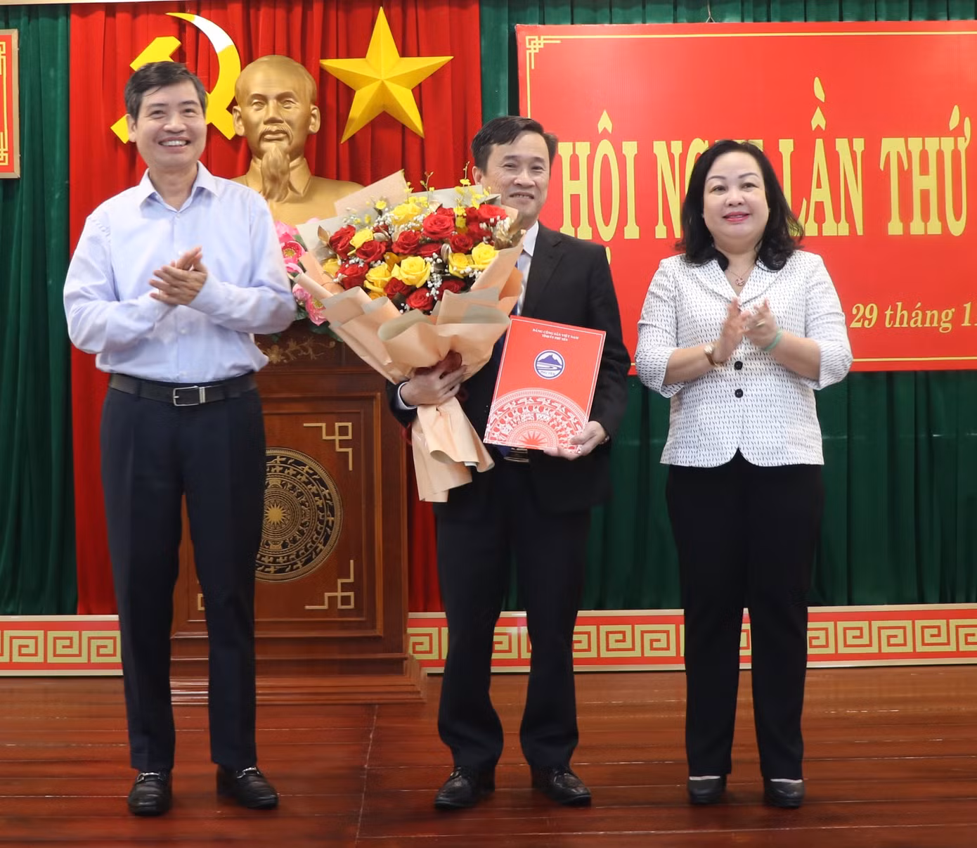 Lãnh đạo Tỉnh uỷ Phú Yên trao quyết định, tặng hoa chúc mừng ông Trần Huy Đức (giữa). Lãnh đạo Tỉnh uỷ Phú Yên trao quyết định, tặng hoa chúc mừng ông Trần Huy Đức (giữa).
