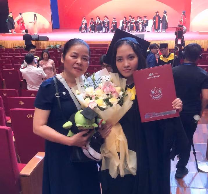 Ngọc Anh hạnh phúc cùng cô giáo, người thân trong ngày nhận bằng tốt nghiệp đại học. Ngọc Anh hạnh phúc cùng cô giáo, người thân trong ngày nhận bằng tốt nghiệp đại học.
