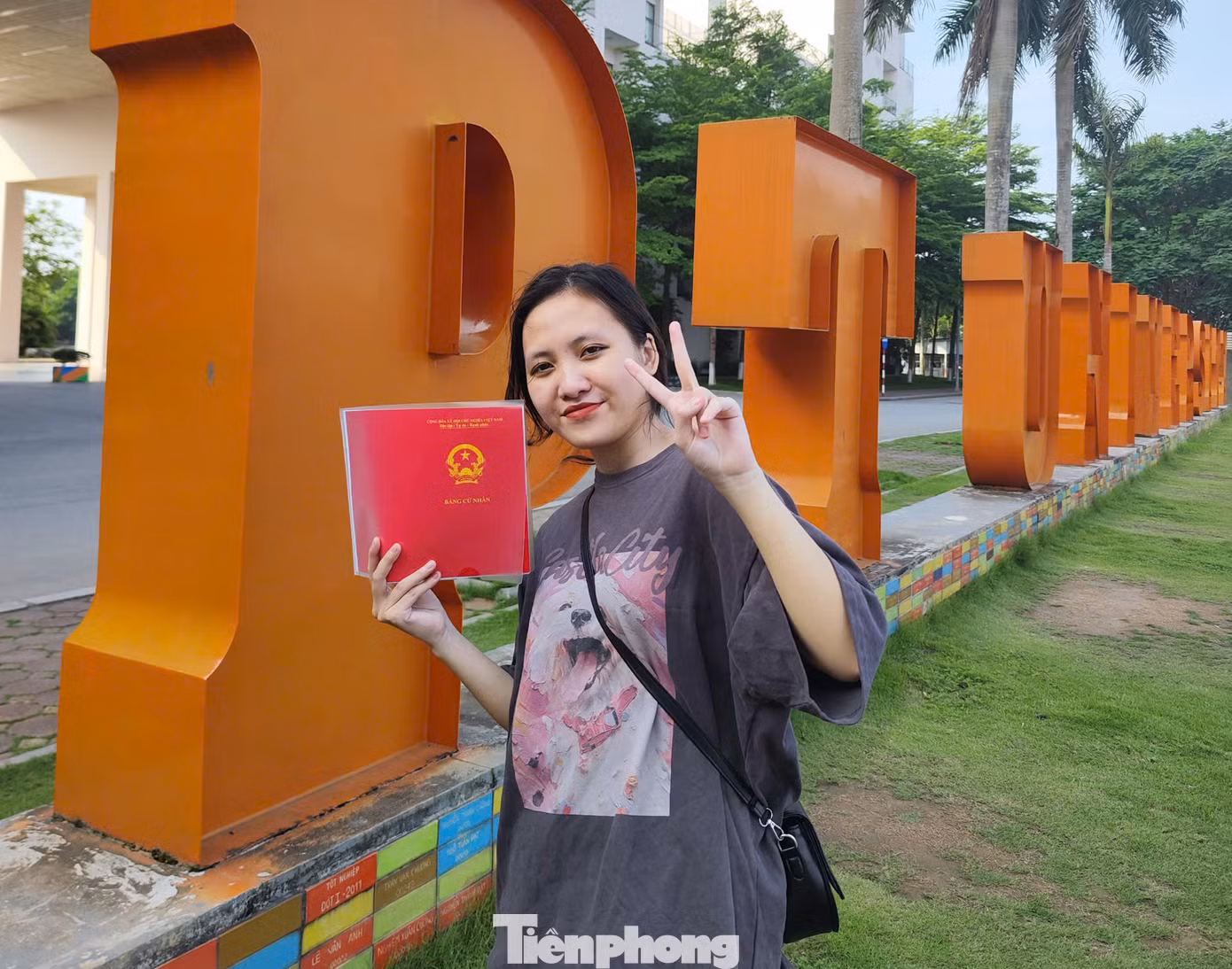 Ngọc Anh vui mừng cầm tấm bằng tốt nghiệp loại giỏi trên tay. Ngọc Anh vui mừng cầm tấm bằng tốt nghiệp loại giỏi trên tay.