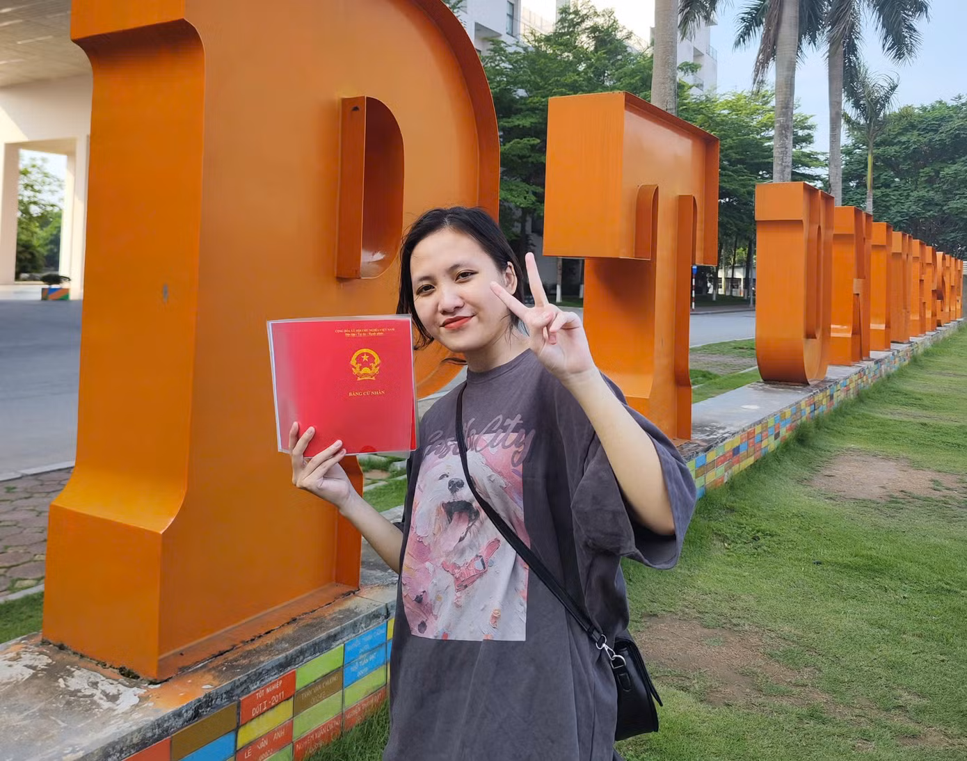 Ngọc Anh vui mừng cầm tấm bằng tốt nghiệp loại giỏi trên tay. Ngọc Anh vui mừng cầm tấm bằng tốt nghiệp loại giỏi trên tay.