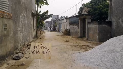 Con đường làng, nơi xẩy ra sự cố cũng đã được cảnh báo nguy hiểm. Có lực lượng công an xã canh giữ