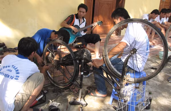 Trong lúc các sĩ tử ôn tập bài vở, đội ngũ sinh viên tình nguyện Mùa Hè Xanh đang kiểm tra, sửa chữa xe đạp. Sáng 4. 7, các tình nguyện viên sẽ đưa các sĩ tử đến địa điểm thi bằng những chiếc xe đạp “ cà tàng” này. Sau khi hoàn thành tiếp sức mùa thi đợt 1, các thành viên của Mùa Hè Xanh sẽ đạp xe xuyên Việt.