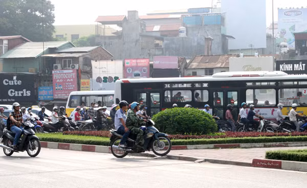 Nhiều xe trèo lên dải phân cách ở Ngã Tư Sở lúc chờ đèn đỏ